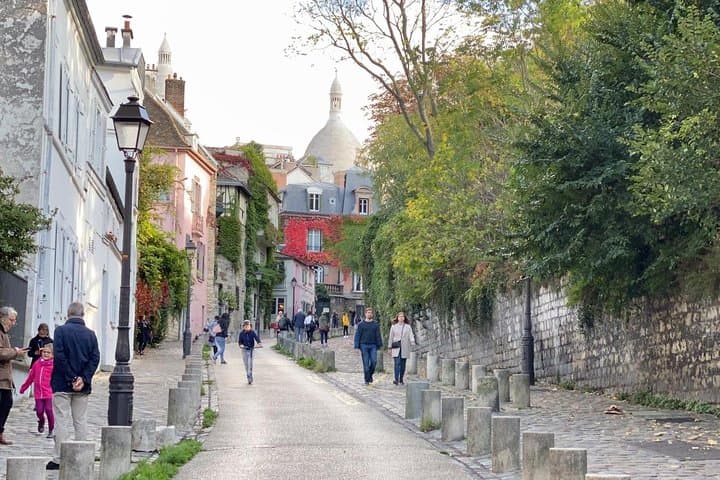 Montmartre Semi Private Tour: from Moulin Rouge, to Sacré-Cœur