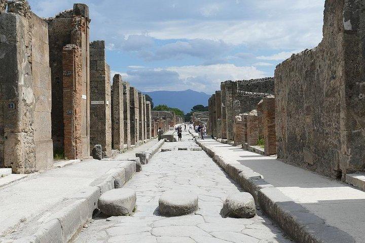 POMPEI IN & OUT - 3 hours relaxed private tour