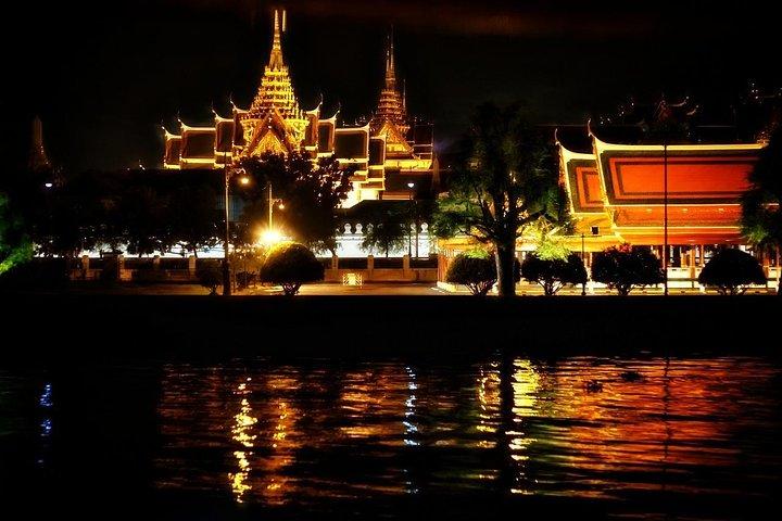 Bangkok Night Tour By TUK-TUK Visiting Wat Pho & Giant Swing (Private)