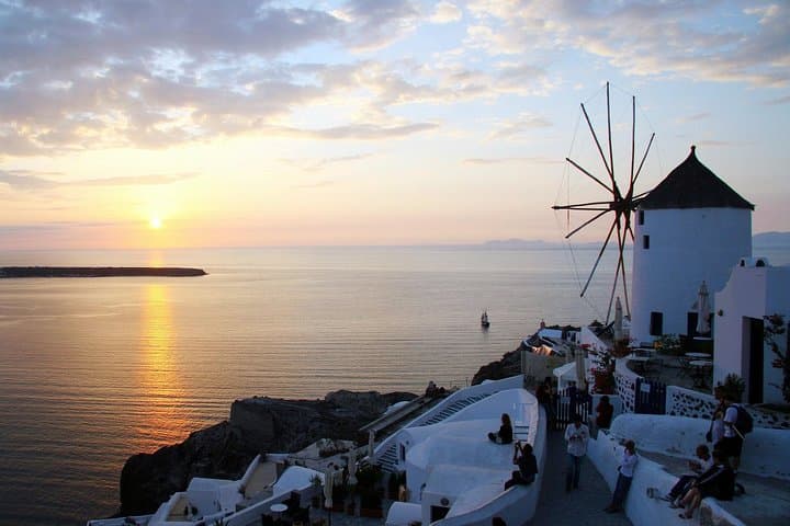 5-Day Greece Group Tour - Delphi, Meteora, Mykonos & Santorini