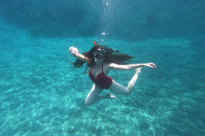 Small-Group Santorini Sea Caves Kayak Trip with Snorkeling & Picnic