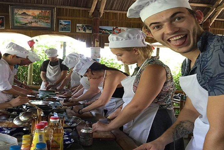 Market Tour , Basket Boat and Cooking Class Hoi An