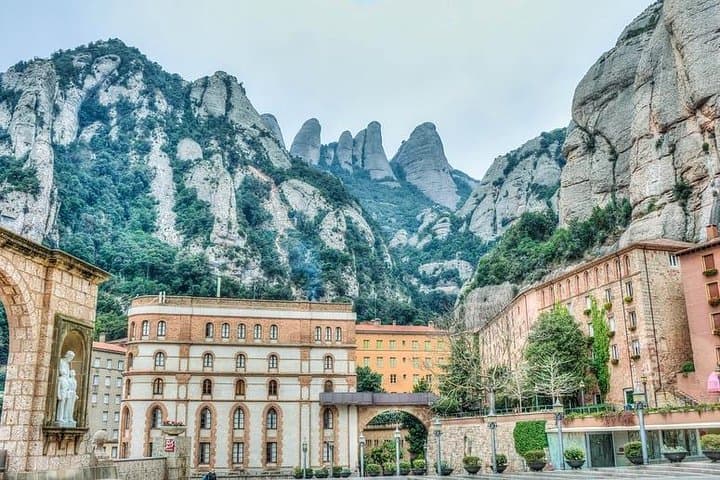 Montserrat wine tasting & Sitges -Reduced group hotel pick up from Barcelona