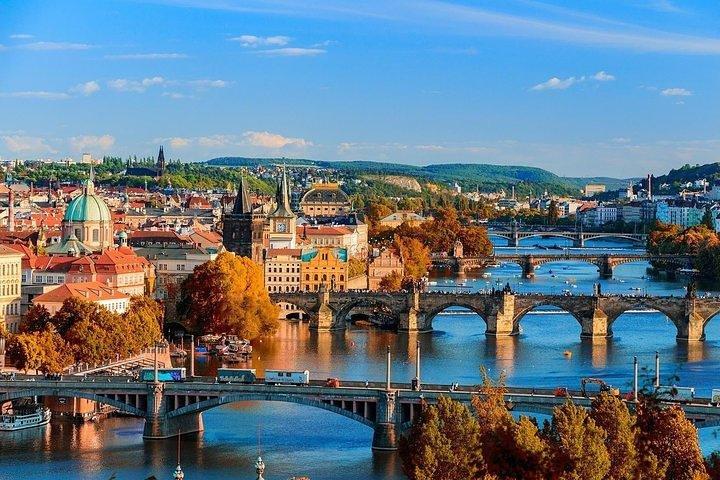 Budapest to Prague Private transfer with 2 hour sightseeing stop