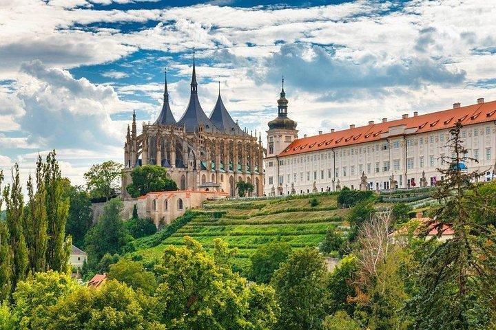 Budapest to Prague Private transfer with 2 hour sightseeing stop