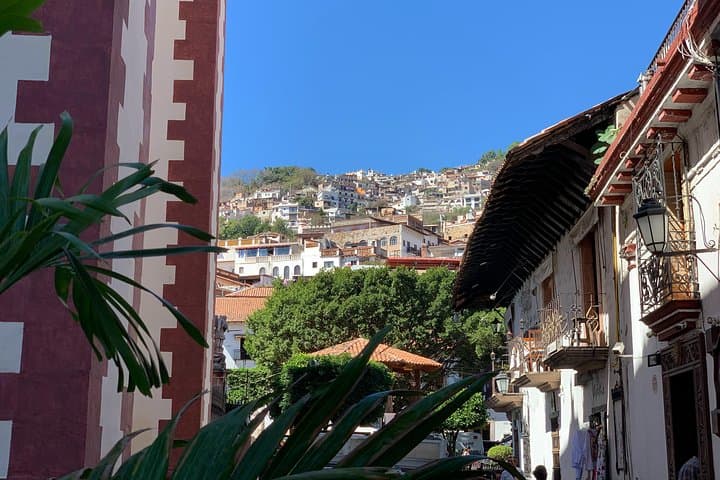 Private Full-Day Tour to Taxco and Cacahuamilpa Grottoes