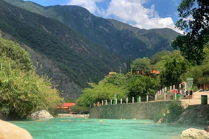 Private tour to Tolantongo Grottoes
