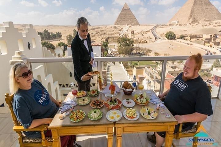 4-Hours Private Dinner at Great Pyramid Inn With Pyramids View