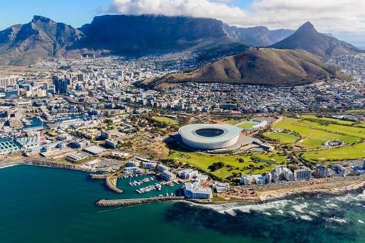Private Transfer: Cape Town to CPT Airport in Luxury Van
