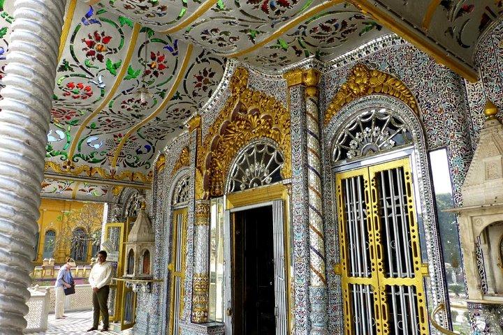 Kolkata Private Monument & Religious Day Tour