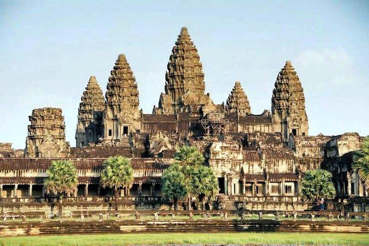 Explore Angkor Wat Sunrise Tour and outskirt temple Banteay Srei