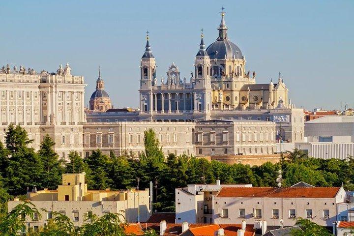Arrival Transfer: Madrid Airport MAD to Madrid by Luxury Van