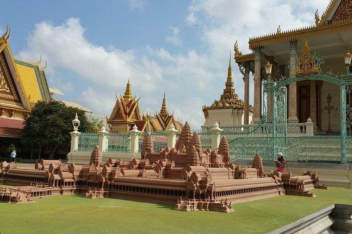 Half-Day Royal Palace, Wat Phnom & Independence Monument Tour
