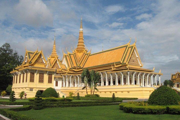 Half-Day Royal Palace, Wat Phnom & Independence Monument Tour