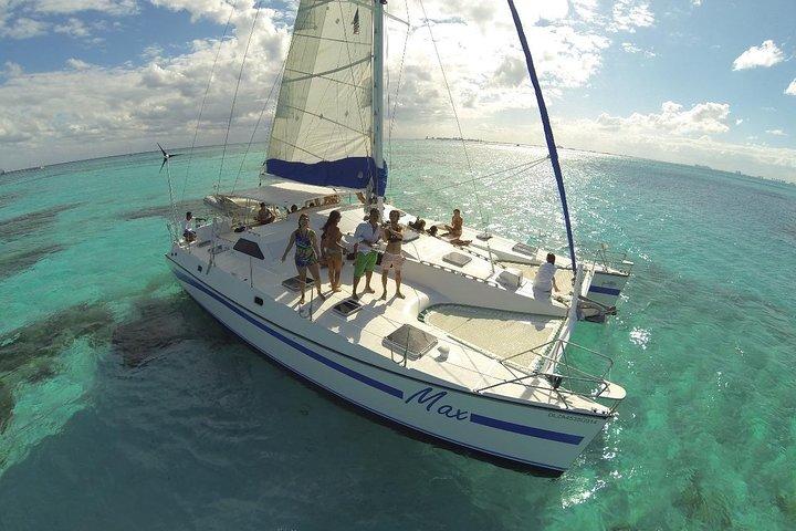 Go to Isla Mujeres In a catamaran with all inclusive from Cancun book now!