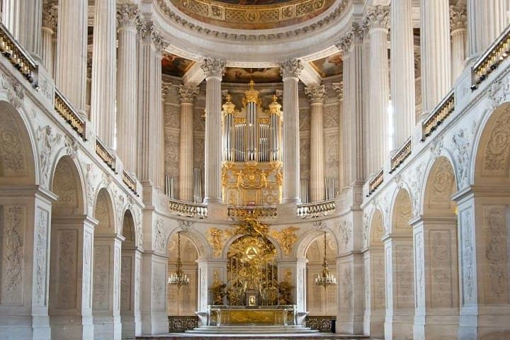Excursion to Versailles by train with entrance to the Palace and Gardens