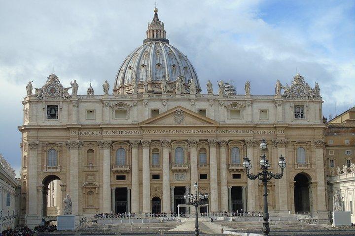 Transfer Fiumicino Fco Airport to Civitavecchia Port with 3 hours Rome Tour