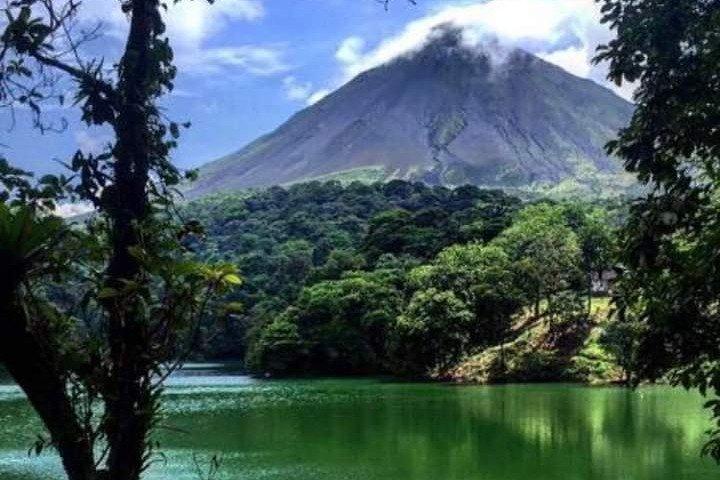 Arenal Volcano Hike and Hotsprings River