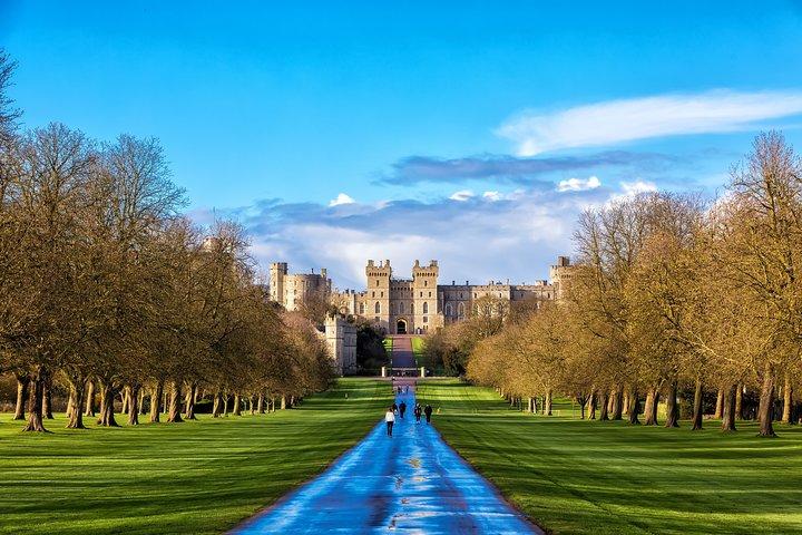 Windsor Castle, Stonehenge & Oxford Private Car Tour from London