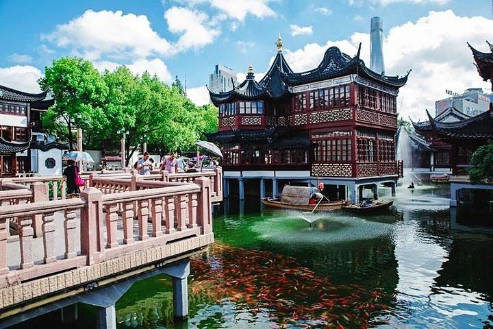 Zhaojialou Water Town Private Day Tour with Shanghai City Highlights