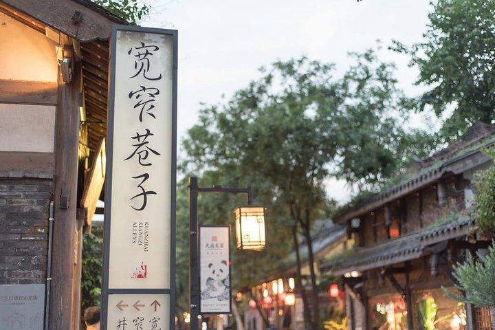 Private Half Day Chengdu Walking Tour including Teahouse and Street Food