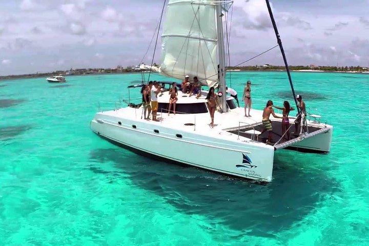 The best tour to Isla Mujeres Catamaran, open bar& lunch included