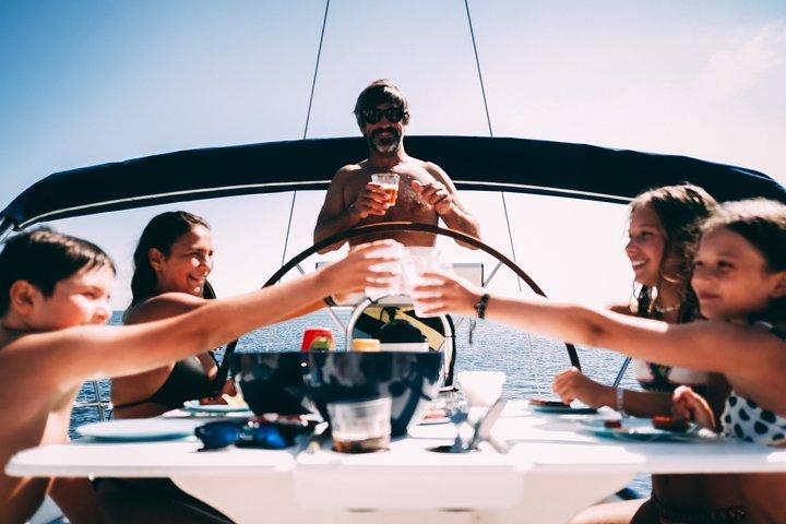 2h Private Group - Exclusive Boat Tour with Local Sailors