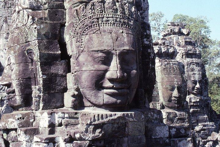 Three major archaeological sites, Angkor Wat Temple, Angkor Thom Temple, Ta Prohm Temple "One-day small turn course" 