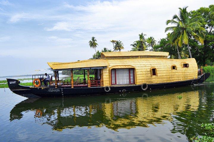 21hrs Houseboat Tour through Alleppeys Serene Canals & Local Life
