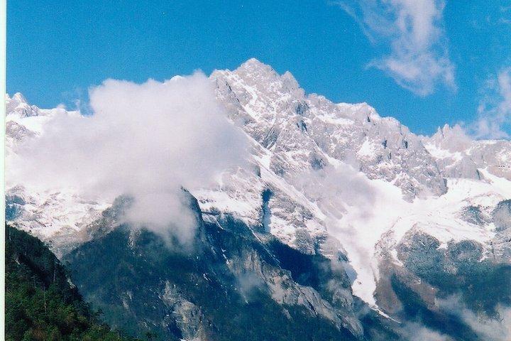 Private Day Tour Jade Dragon Snow Mountain and Baisha Village from Lijiang