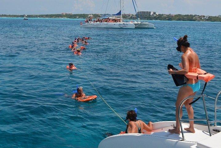 Full-Day Catamaran Tour to Isla Mujeres from Cancun with Lunch