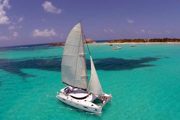 Discover Isla Mujeres tour with snorkel, buffet and open bar