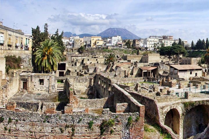 Discovering Pompeii and Herculaneum - VIP Tour with Lunch