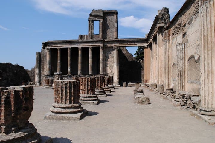 Discovering Pompeii and Herculaneum - VIP Tour with Lunch