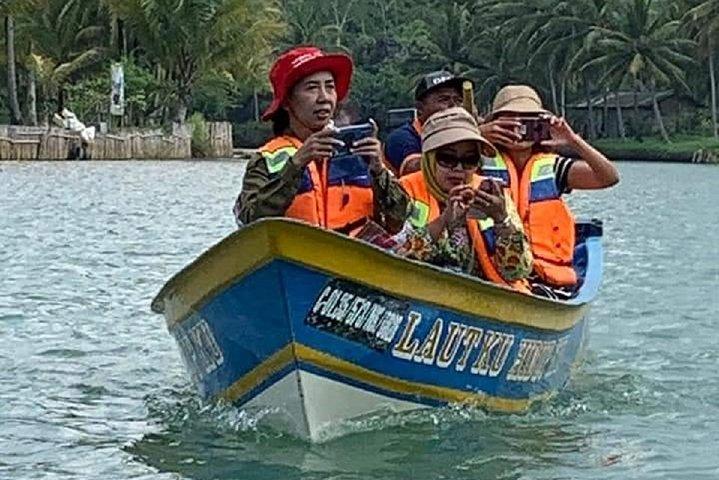 Full Day Tour Pacitan-East java departure from Yogyakarta:Beaches,cave,and River