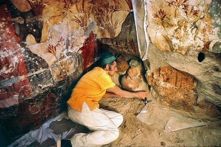 Akrotiri by a licensed guide