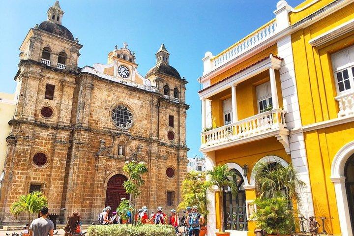 City tours in a cultural 'chiva' in Cartagena