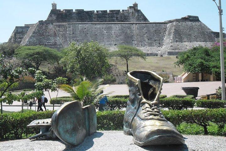City tours in a cultural 'chiva' in Cartagena