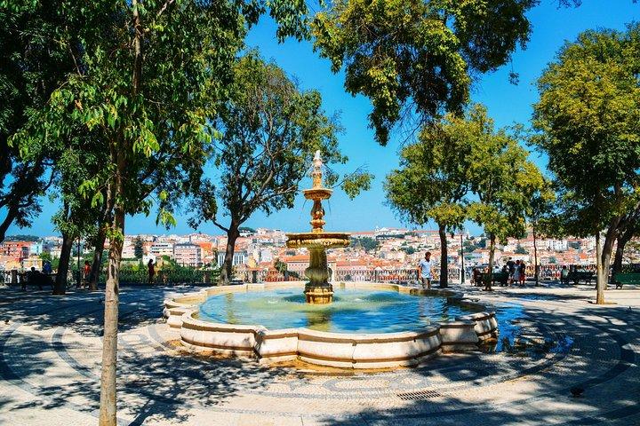 Private Transfer: Lisbon Airport LIS to Lisbon in Luxury Car
