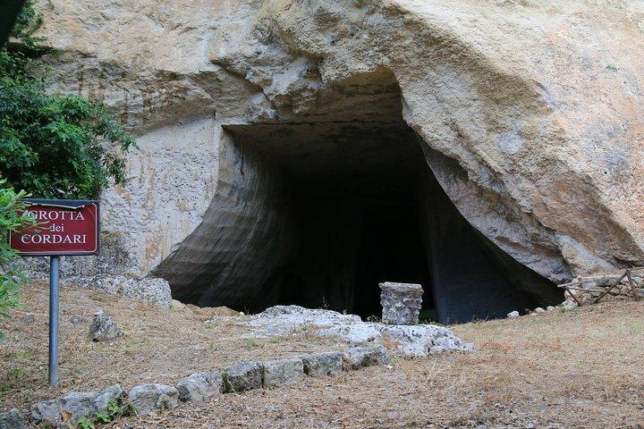 Group guided tour of the archaeological park of Neapolis
