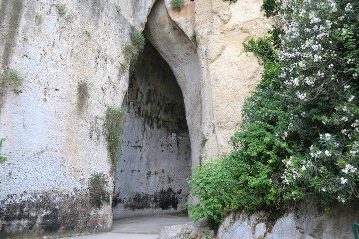 Group guided tour of the archaeological park of Neapolis