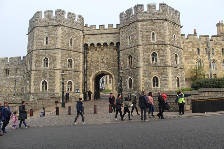 Private One Way or Round Trip Transfer from Heathrow Airport to Windsor