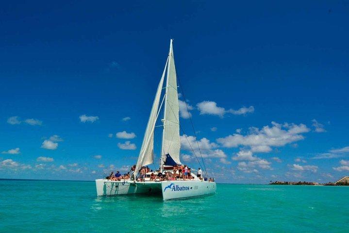 Catamaran Sailing to Isla Mujeres with Snorkeling, Lunch & Open Bar included