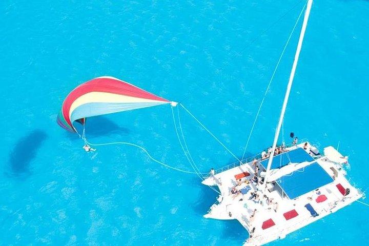 Catamaran Sailing to Isla Mujeres with Snorkeling, Lunch & Open Bar included