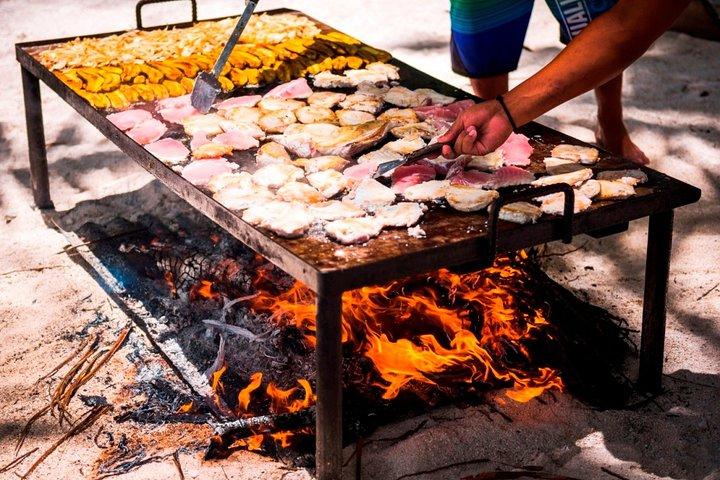 Half-Day Muri Lagoon BBQ Lunch Cruise including Snorkeling