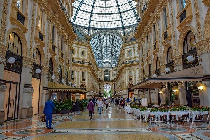 Milan: Private walking tour & Aperitif
