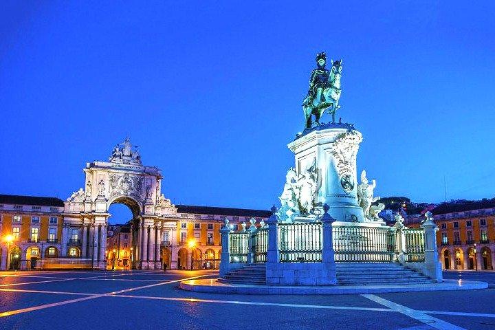 Lisbon by Night Private Tour with Dinner and Fado Show