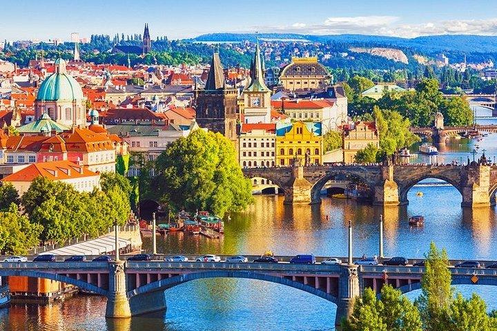 Arrival Transfer: Vienna Airport VIE to Vienna by Luxury Van