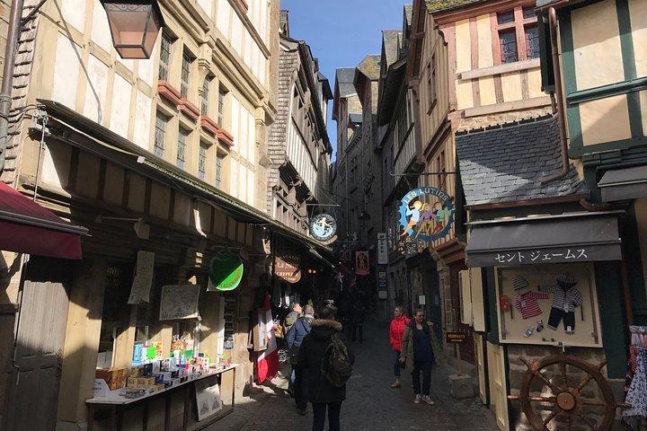 Mont-Saint-Michel Private Day Trip in Luxury Vehicle from Paris
