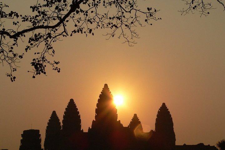 6-day Siem Reap with Angkor Complex & Floating village
